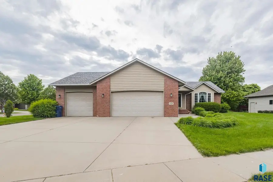 809 S Outlook Dr, Sioux Falls, SD 57106 - Image #2