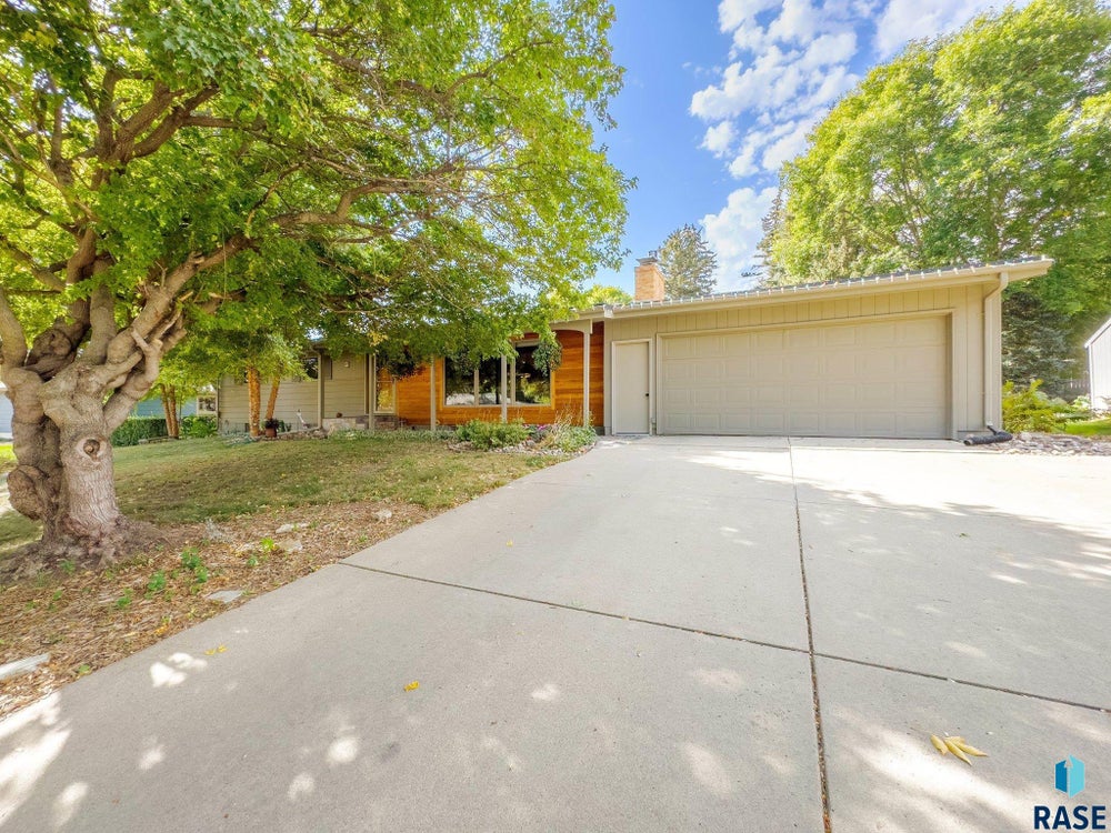 2605 S Arcadia Rd, Sioux Falls, SD 57105 BHGRE