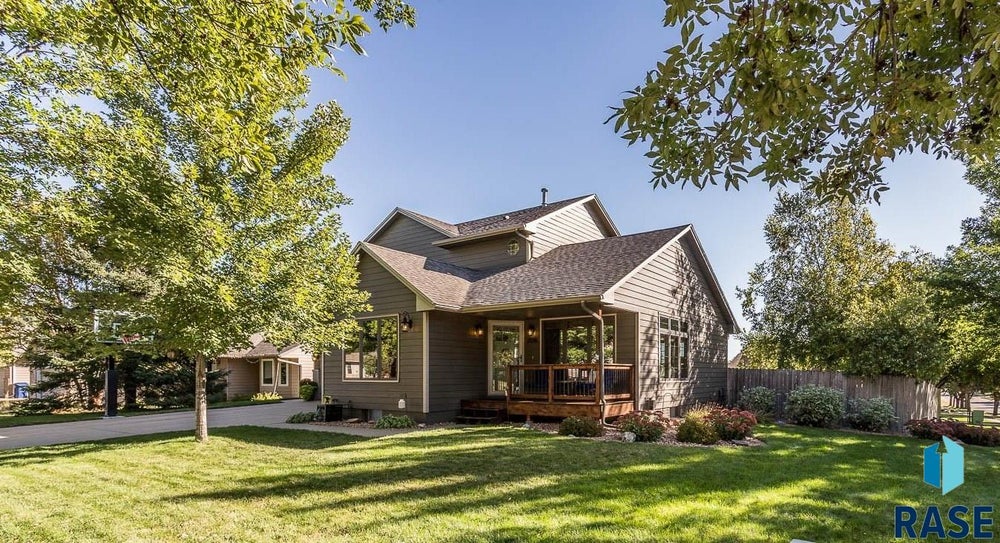 2016 S Alpine Ave, Sioux Falls, SD 571105921 BHGRE