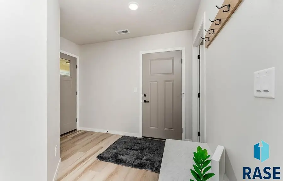 215 E Countryside Ave, Lennox, SD 57039 - #3