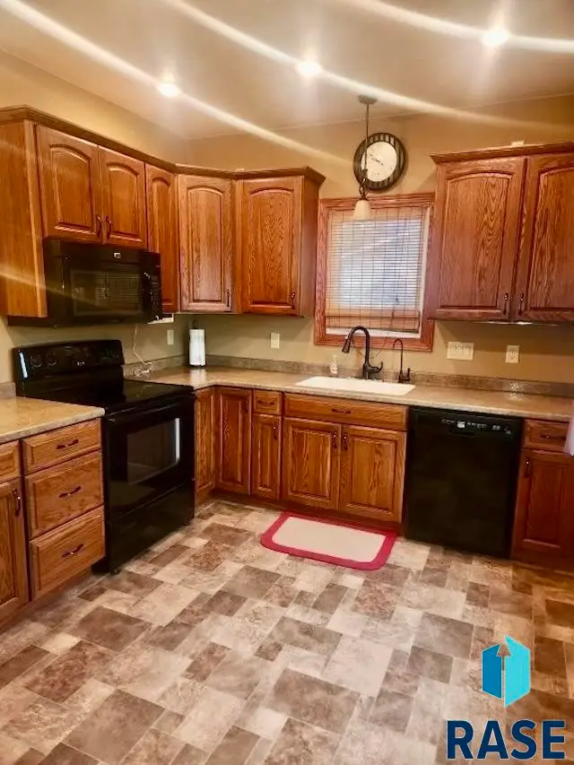 313 E 2nd St, Hills, MN 56138 - Image #2