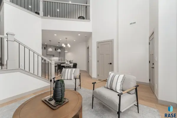 8611 W Shoreline Pl, Sioux Falls, SD 57107