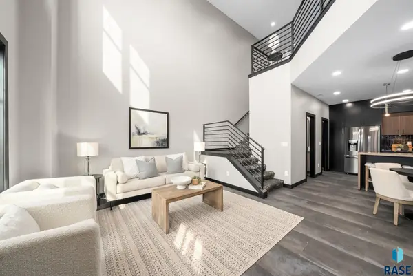 8617 W Shoreline Pl, Sioux Falls, SD 57107