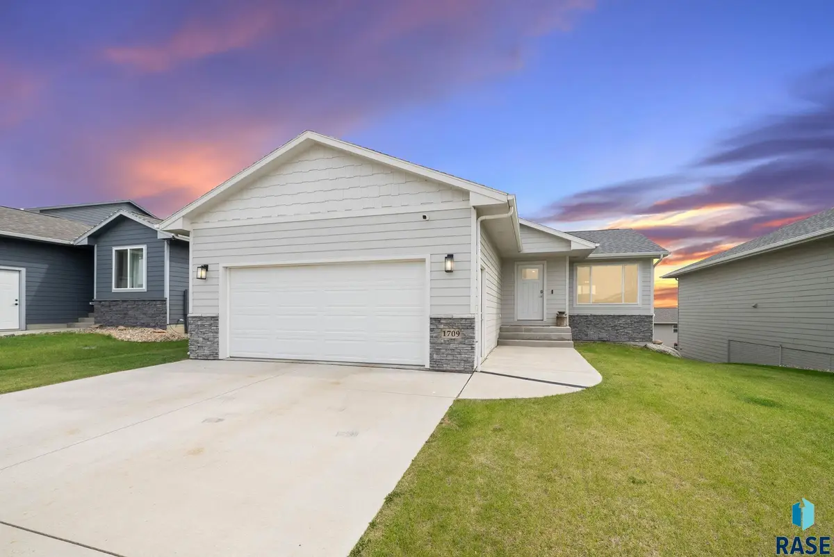 1709 E 71st St N, Sioux Falls, SD 57104 - Image #1