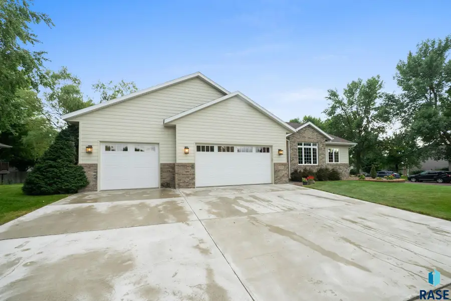 304 S Country Club Ave, Brandon, SD 57005 - Image #3