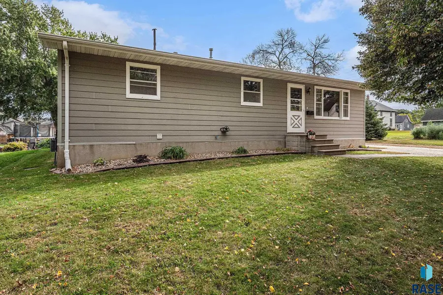 412 S Lincoln Ave, Madison, SD 57042 - Image #2