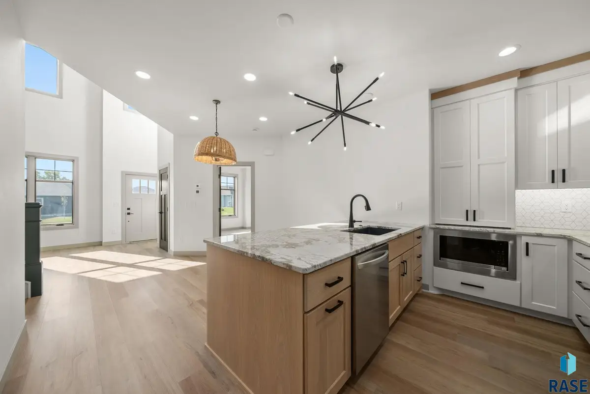 8609 W Shoreline Pl, Sioux Falls, SD 57107-8515 - Image #1