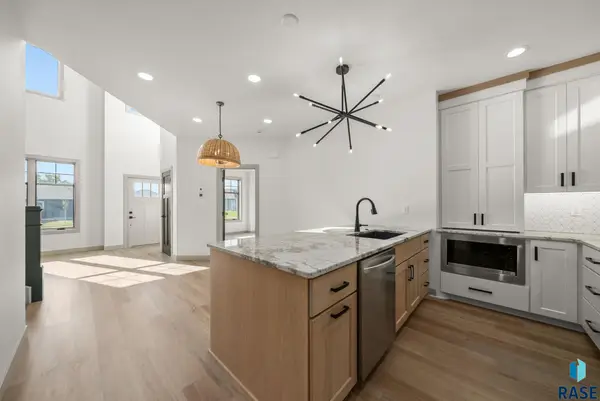 8609 W Shoreline Pl, Sioux Falls, SD 57107-8515