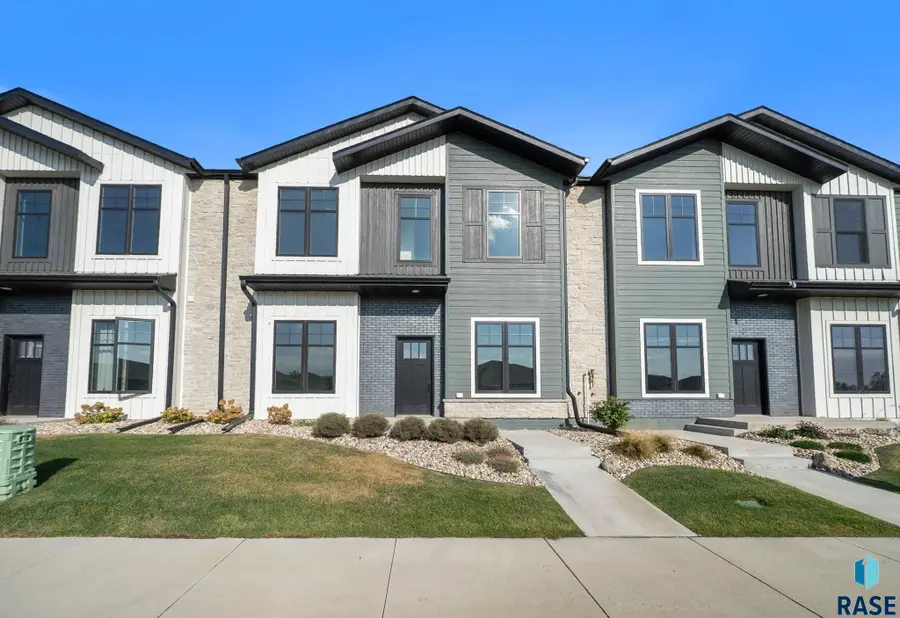 8609 W Shoreline Pl, Sioux Falls, SD 57107-8515 - Image #2
