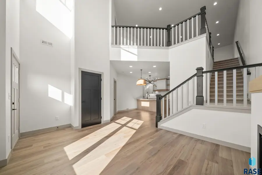 8609 W Shoreline Pl, Sioux Falls, SD 57107-8515 - Image #3