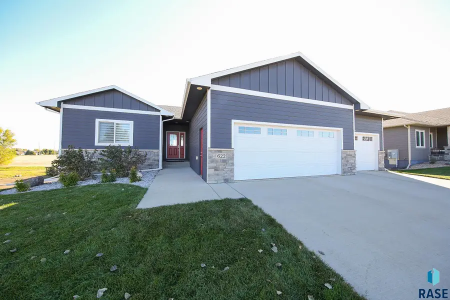 622 Sherwood Cir, Hartford, SD 57033 - Image #2