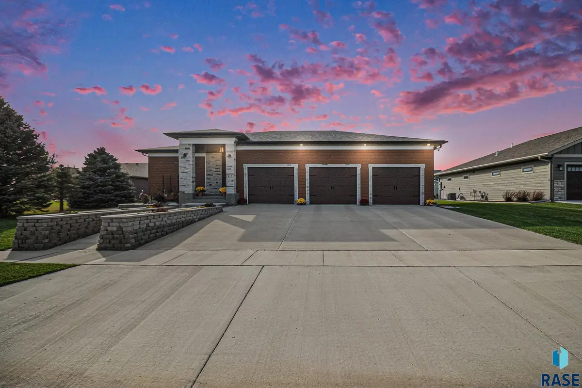 815 Heatherwood Ave, Madison, SD 57042 - Image #1