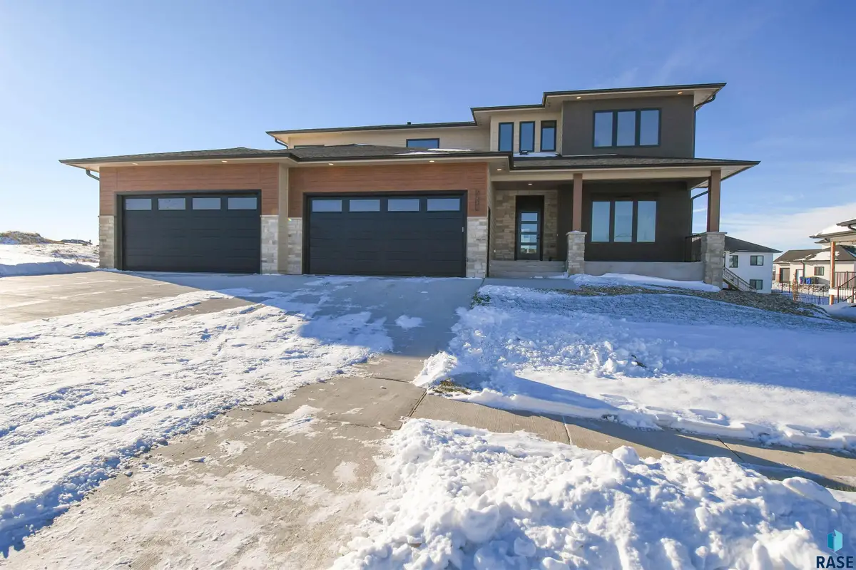 2501 S Meadowview Ave, Sioux Falls, SD 57110 - Image #1