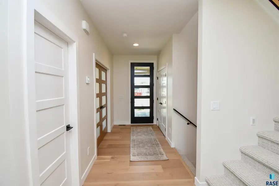 2501 S Meadowview Ave, Sioux Falls, SD 57110 - Image #3