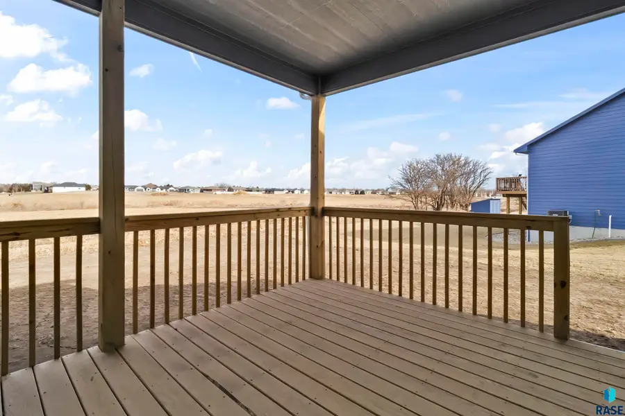 1602 W 26th St, Yankton, SD 57078 - #2