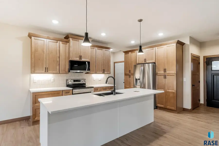 5406 W Colonial Ct, Sioux Falls, SD 57107 - Image #3