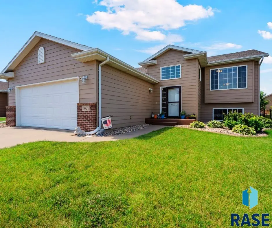 5601 W Oakcrest Dr, Sioux Falls, SD 57107-0990 - Image #1