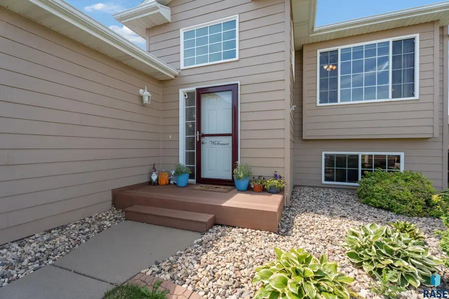 5601 W Oakcrest Dr, Sioux Falls, SD 57107-0990 - Image #2