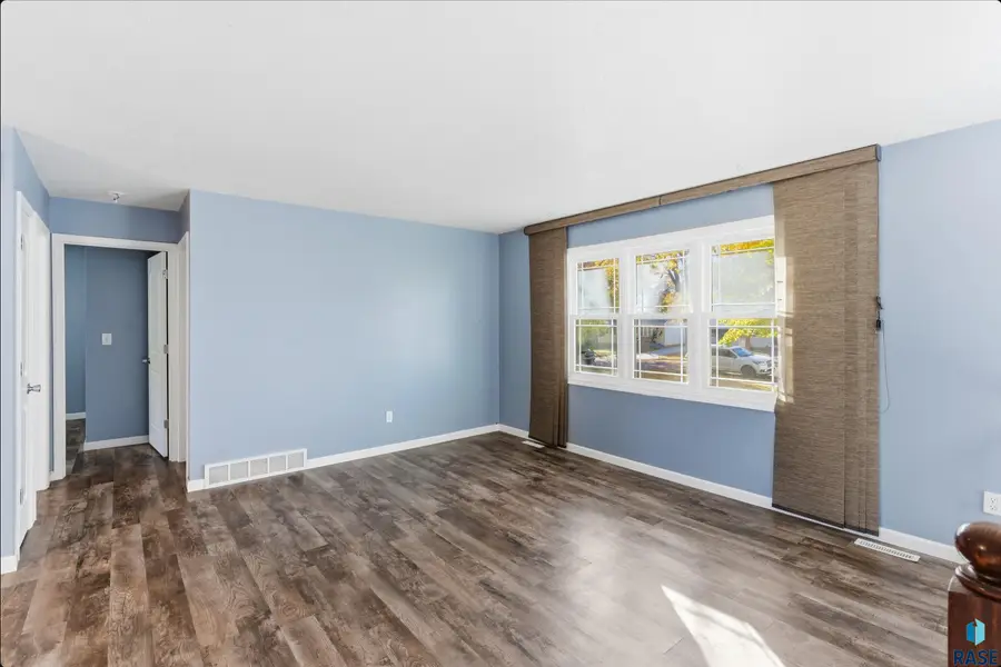1912 S Hunters Cir, Sioux Falls, SD 57103-4161 - Image #2