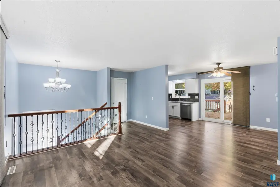 1912 S Hunters Cir, Sioux Falls, SD 57103-4161 - Image #3