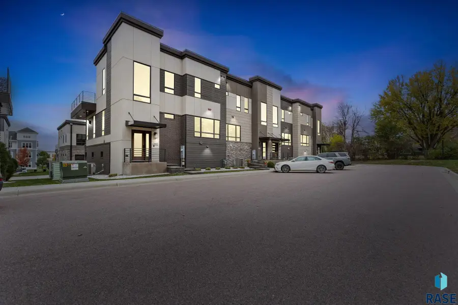 2810 S Oriya Pl, Sioux Falls, SD 57106 - Image #2