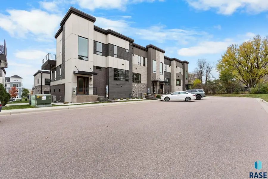 2810 S Oriya Pl, Sioux Falls, SD 57106 - Image #3