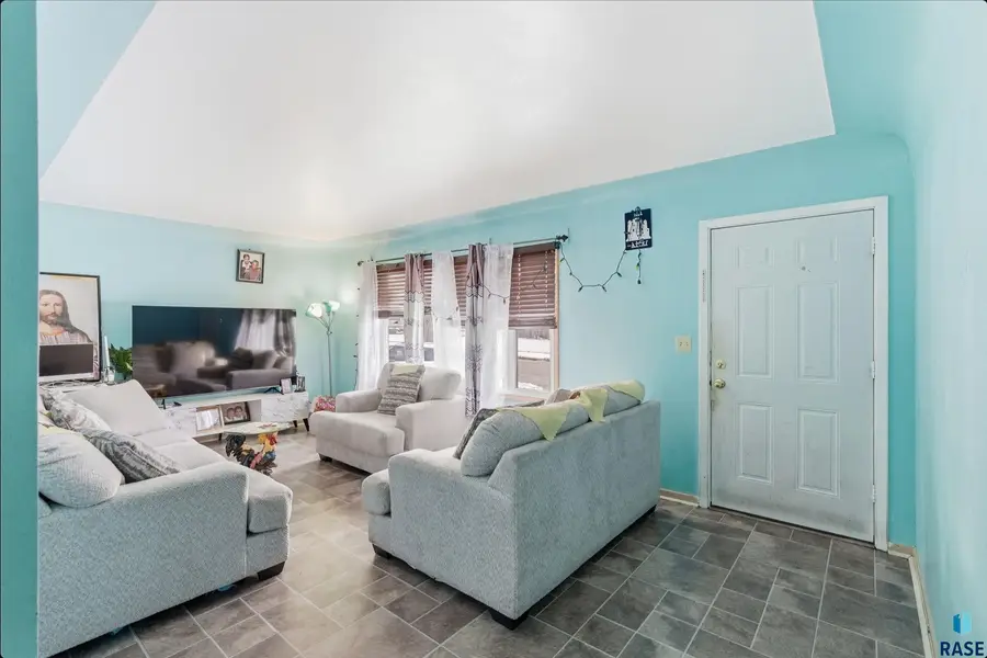 700 S Bahnson Ave, Sioux Falls, SD 57103 - Image #3