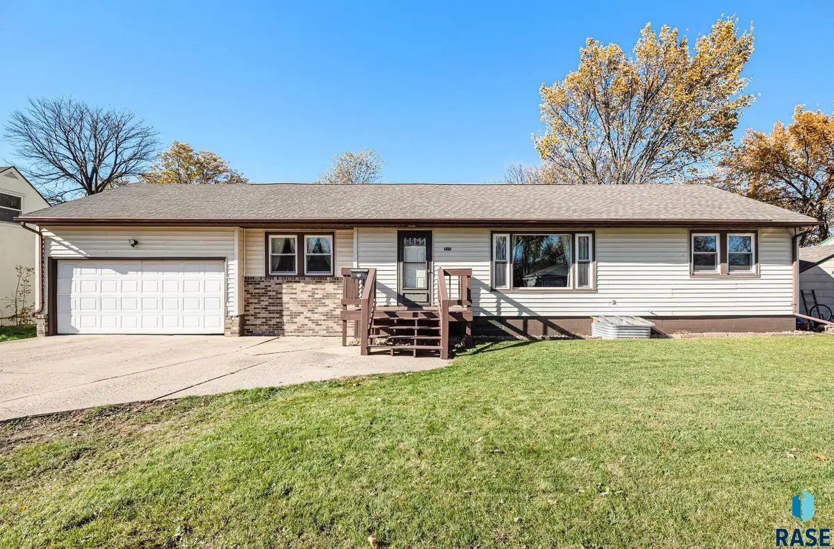 915 N Lincoln Ave, Madison, SD 57042 - Image #1