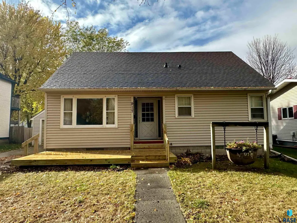 917 N Mckenzie St, Luverne, MN 56156 - Image #1