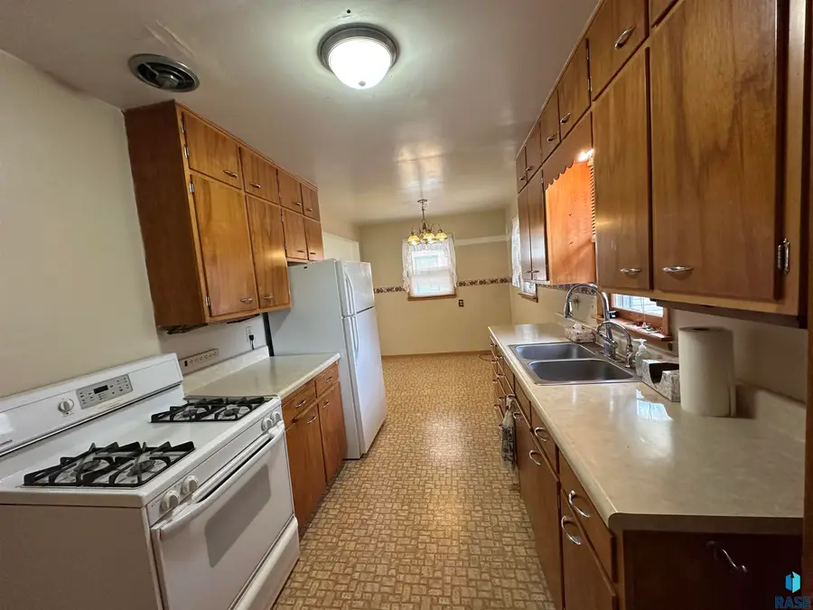 917 N Mckenzie St, Luverne, MN 56156 - Image #2