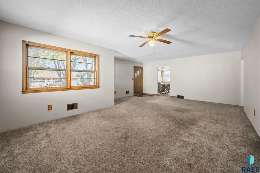 917 S Stephen Ave, Sioux Falls, SD 57103 - Image #2