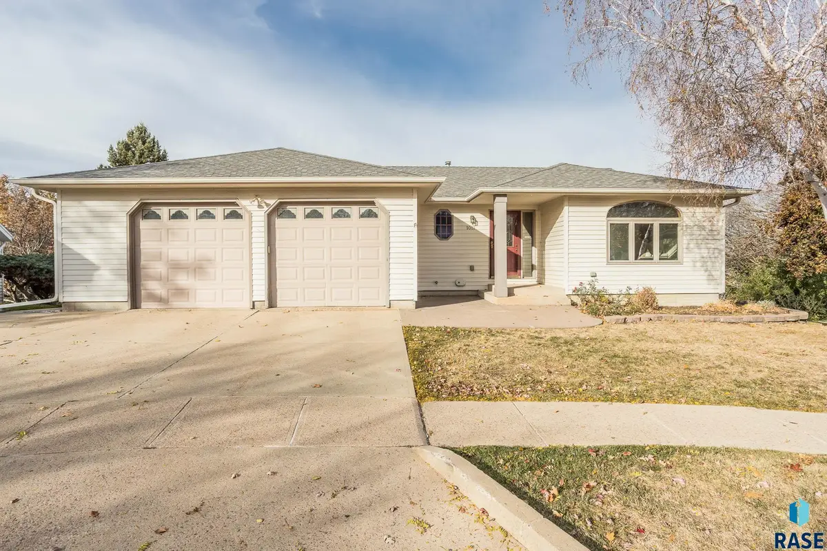 1017 N Savannah Dr, Sioux Falls, SD 57103 - Image #1