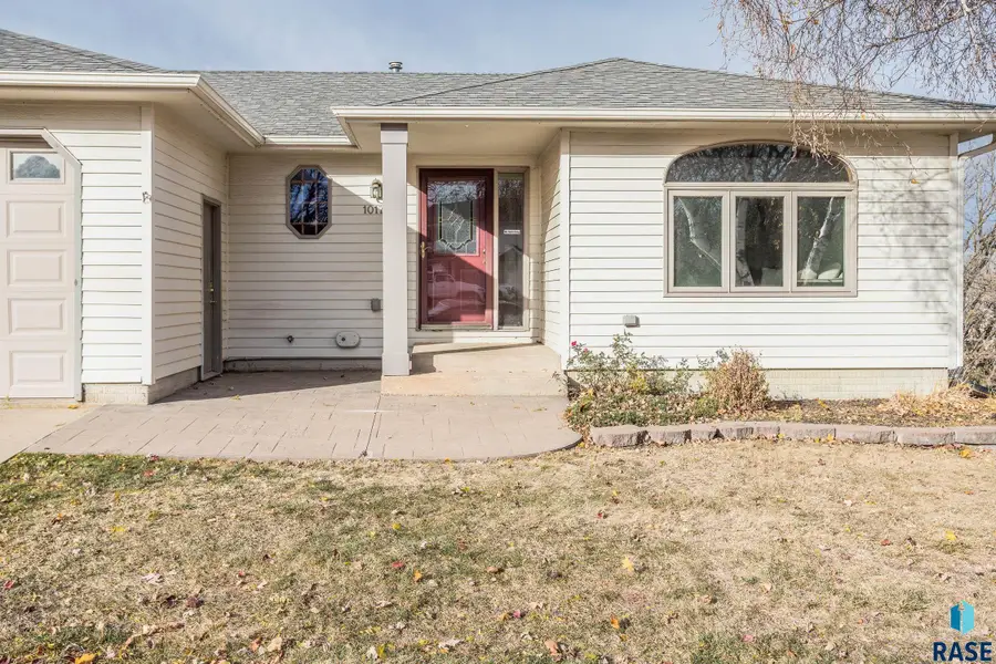 1017 N Savannah Dr, Sioux Falls, SD 57103 - Image #2