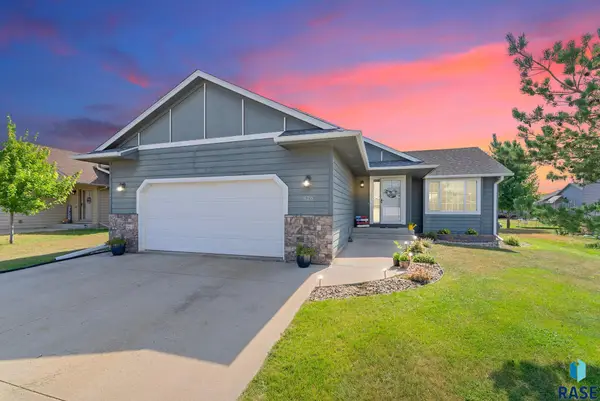 426 N Perry Ln, Harrisburg, SD 57032