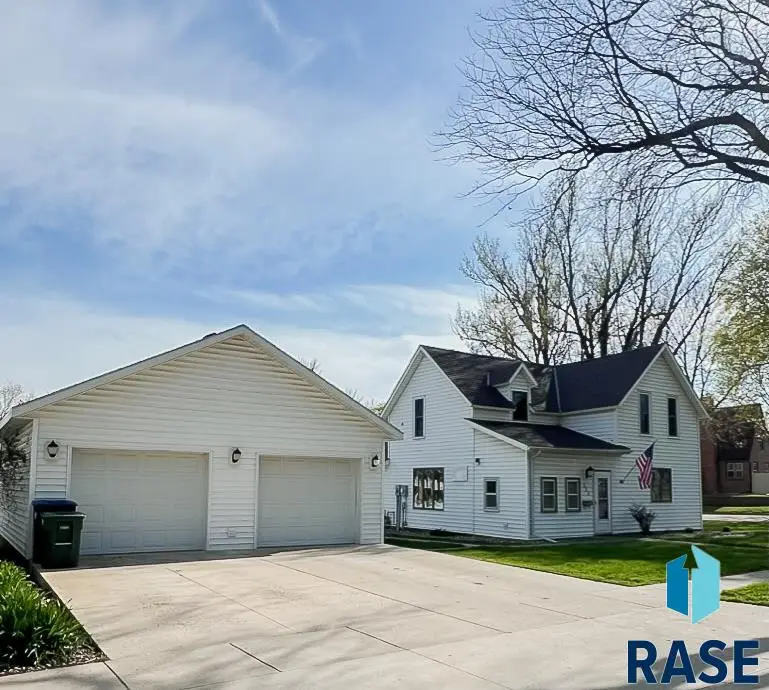 323 W Lincoln St, Luverne, MN 56156 - Image #1