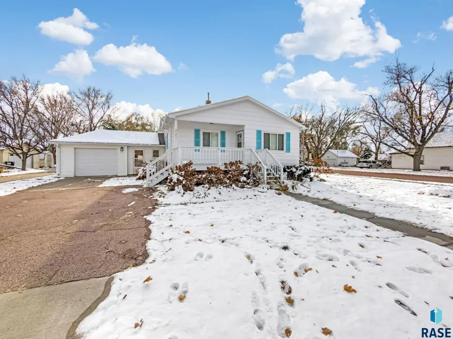 221 W 4th Ave, Lennox, SD 57039 - Image #2