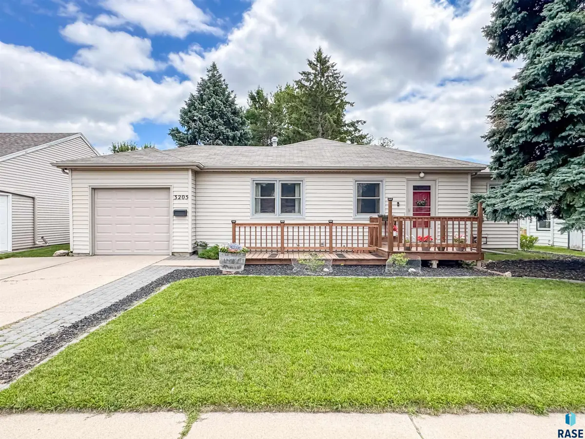 3205 E 18th St, Sioux Falls, SD 57103 - Image #1