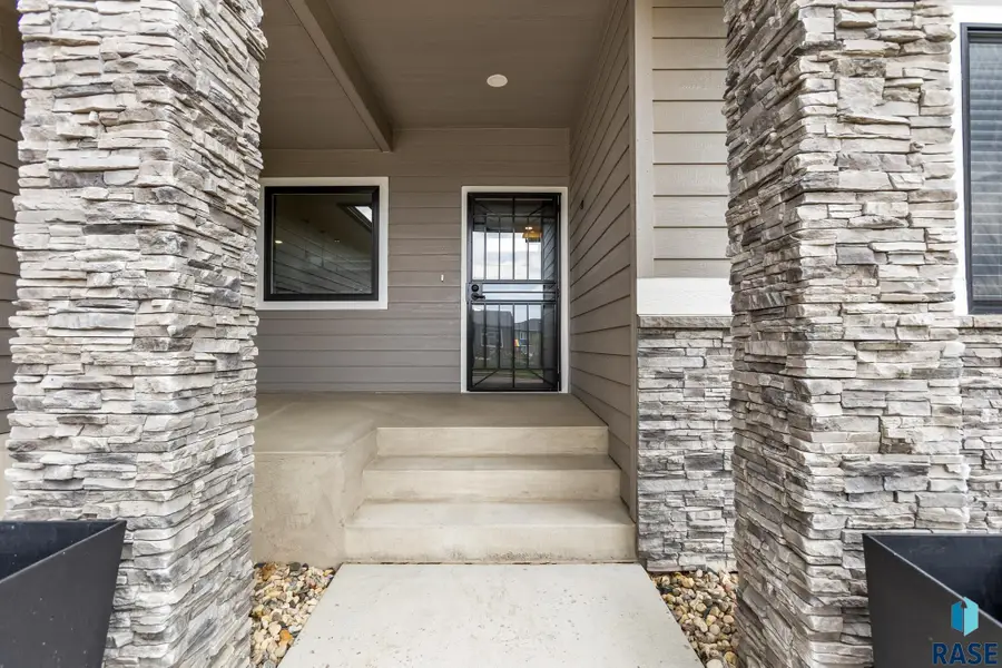 1917 S Firefly Dr, Sioux Falls, SD 57110 - Image #2