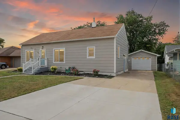 305 S Elm St, Lennox, SD 57039-2210