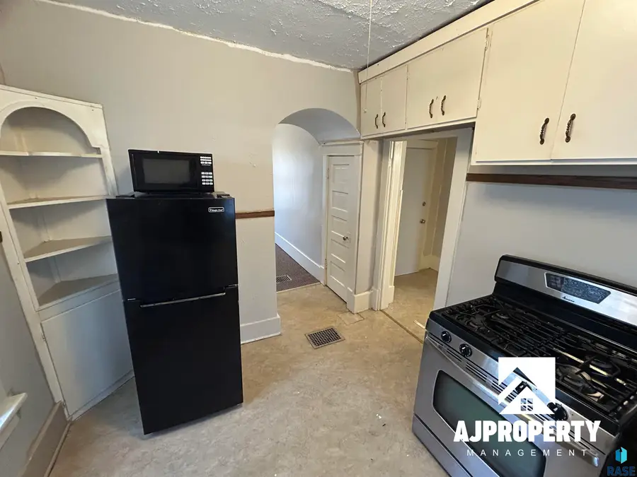 1118 W 8th St, Sioux Falls, SD 57104-2876 - Image #2