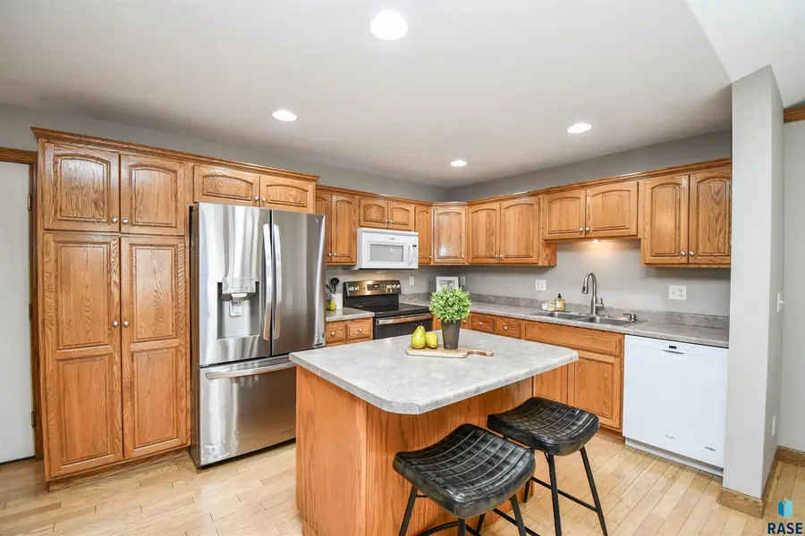 1402 S Ebenezer Ave, Sioux Falls, SD 57106 - Image #2