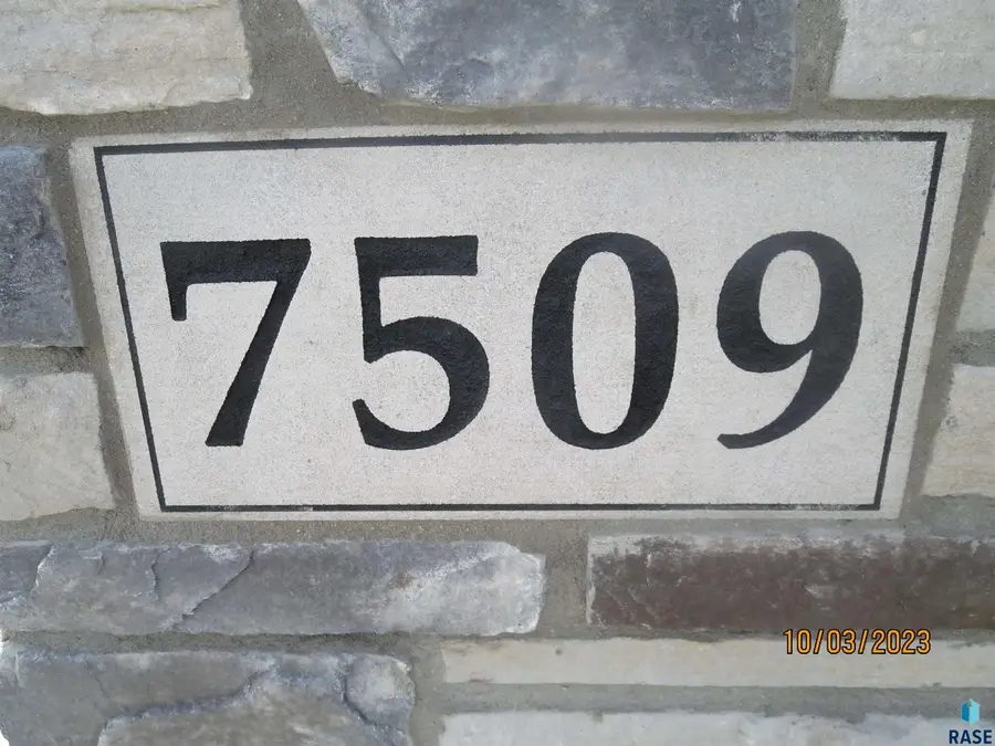 7509 W Flowerfield Pl, Sioux Falls, SD 57108 - Image #2