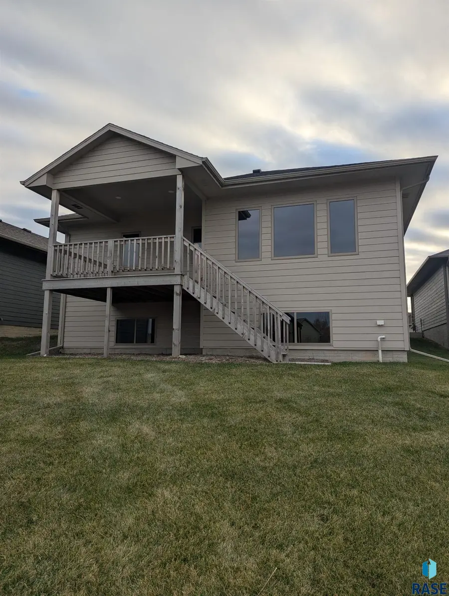 7504 W Flowerfields Pl, Sioux Falls, SD 57106 - Image #2