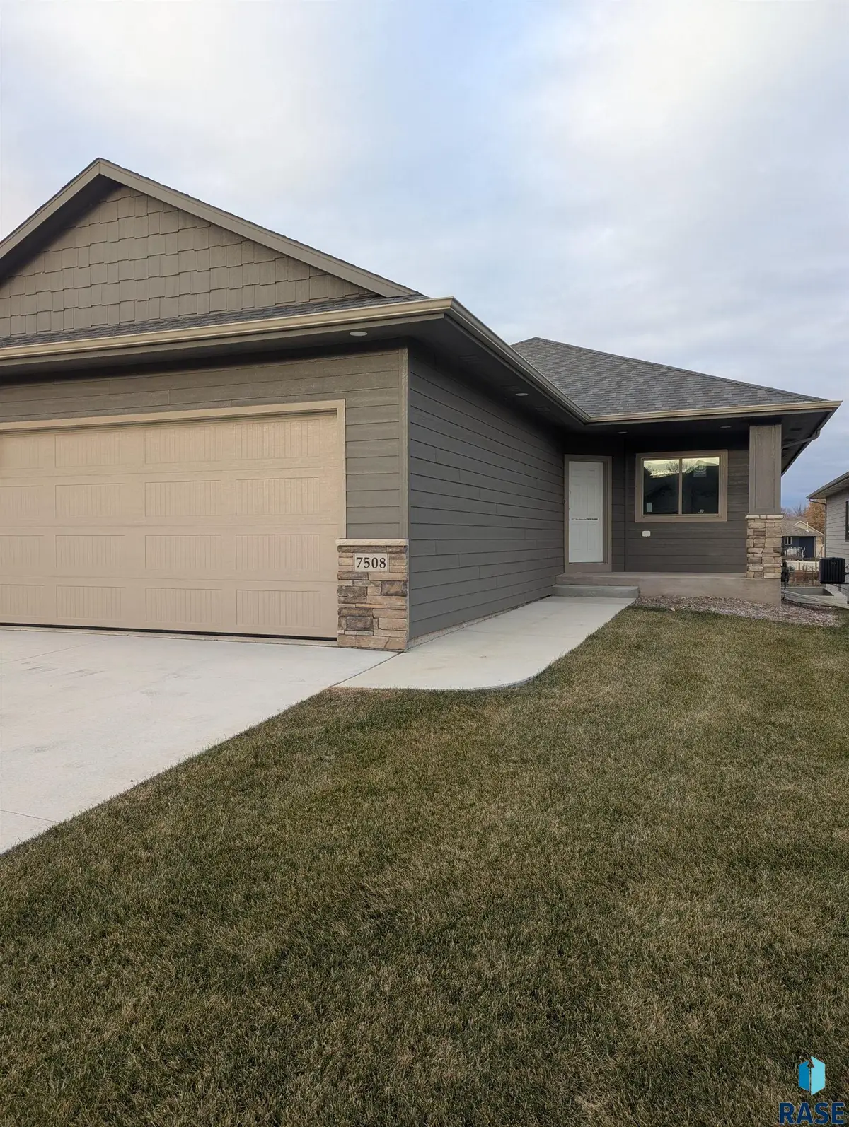 7508 W Flowerfields Pl, Sioux Falls, SD 57106 - Image #1