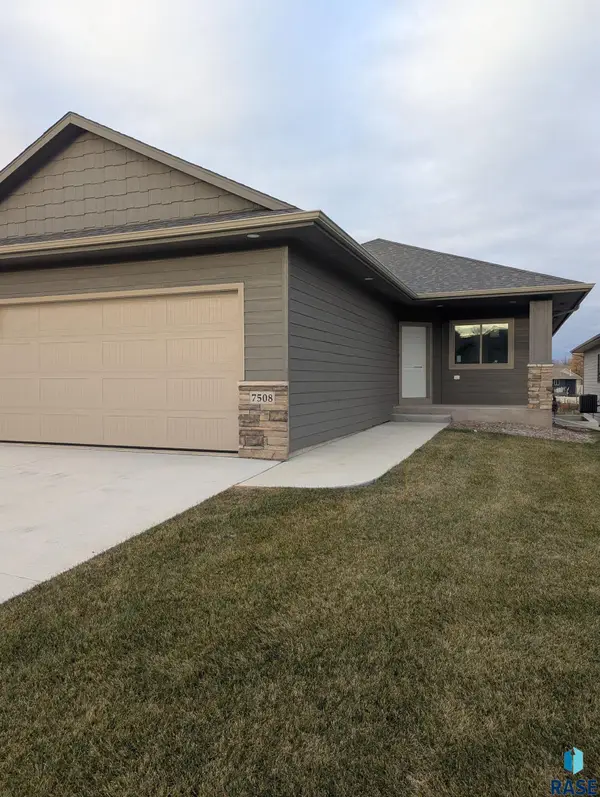 7508 W Flowerfields Pl, Sioux Falls, SD 57106