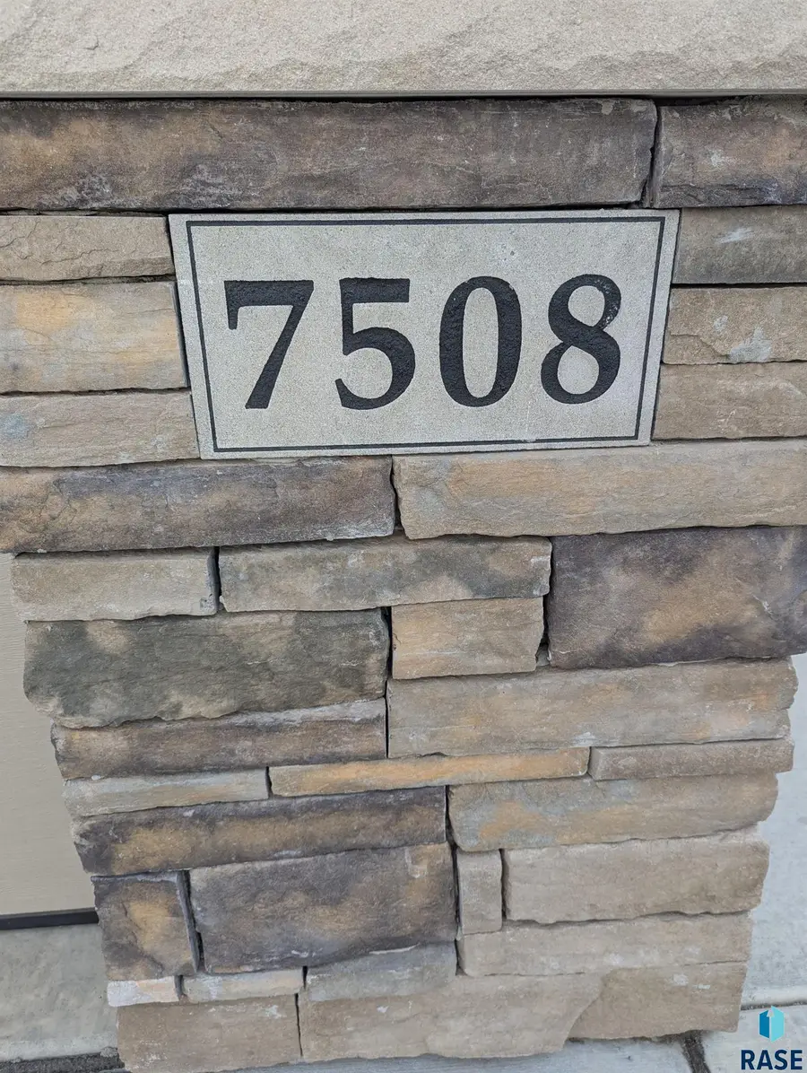 7508 W Flowerfields Pl, Sioux Falls, SD 57106 - Image #2