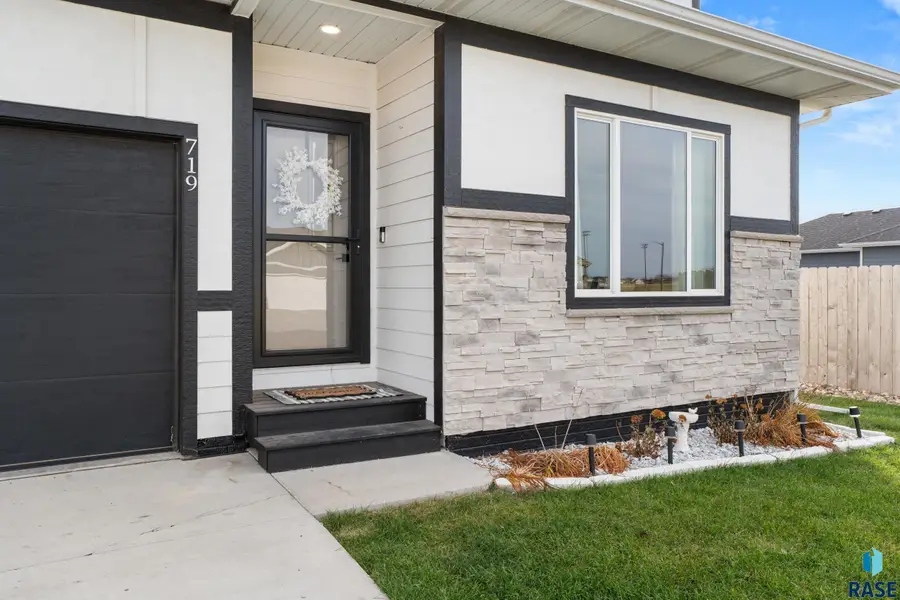 719 Prairieside Trl, Harrisburg, SD 57032 - Image #2