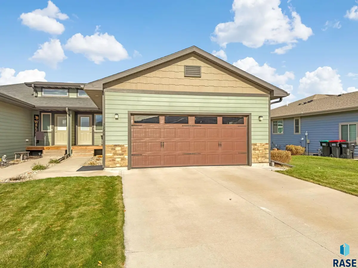 2726 E Sunburst Dr, Brandon, SD 57005 - Image #1