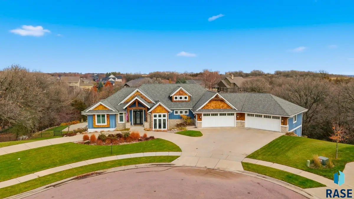 9004 E Torrey Pine Cir, Sioux Falls, SD 57110-7614 - Image #1