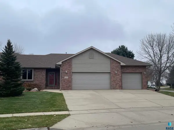 210 E Pinehurst Dr, Sioux Falls, SD 57108